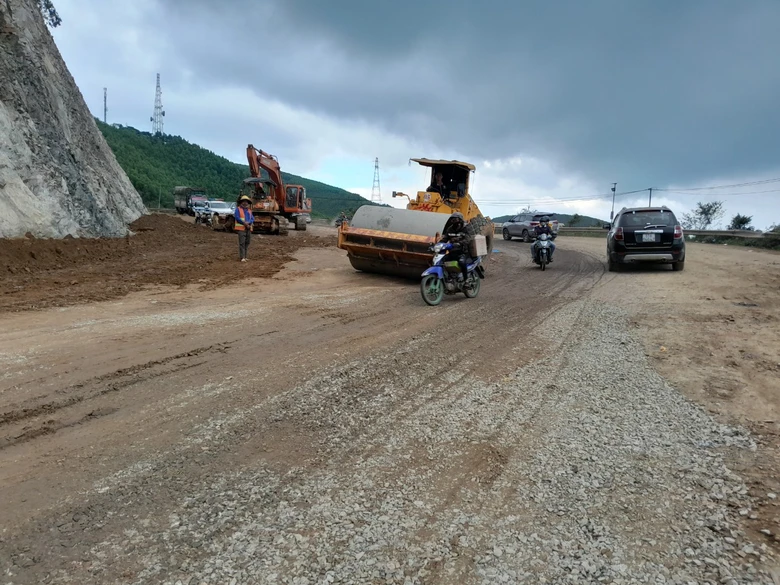 Khắc phục s&igrave;nh l&uacute;n, thảm đường đ&egrave;o An Kh&ecirc; sau loạt sự cố g&acirc;y &aacute;ch tắc giao th&ocirc;ng- Ảnh 3.