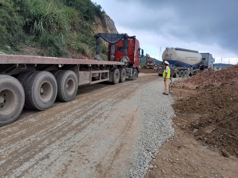 Khắc phục s&igrave;nh l&uacute;n, thảm đường đ&egrave;o An Kh&ecirc; sau loạt sự cố g&acirc;y &aacute;ch tắc giao th&ocirc;ng- Ảnh 5.