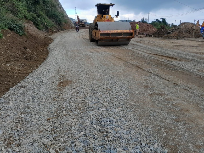 Khắc phục s&igrave;nh l&uacute;n, thảm đường đ&egrave;o An Kh&ecirc; sau loạt sự cố g&acirc;y &aacute;ch tắc giao th&ocirc;ng- Ảnh 2.