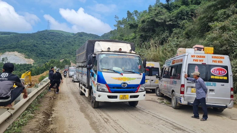 Khắc phục s&igrave;nh l&uacute;n, thảm đường đ&egrave;o An Kh&ecirc; sau loạt sự cố g&acirc;y &aacute;ch tắc giao th&ocirc;ng- Ảnh 7.