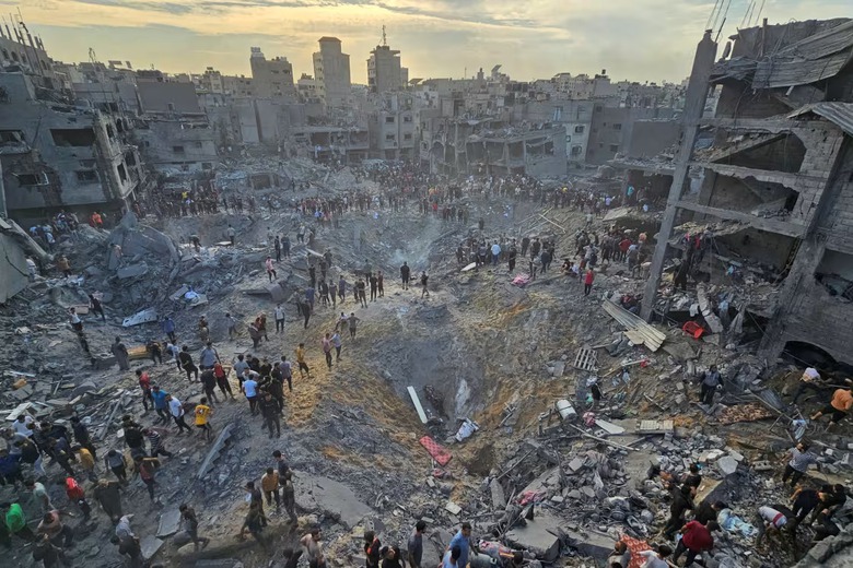 Một trại tị nạn của người d&acirc;n Gaza bị oanh tạc thảm khốc (Ảnh: Reuters)
