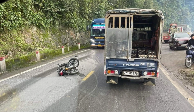 Va chạm với xe con trên quốc lộ 6, 1 người tử vong- Ảnh 1. Va chạm với xe con trên quốc lộ 6, 1 người tử vong- Ảnh 1.