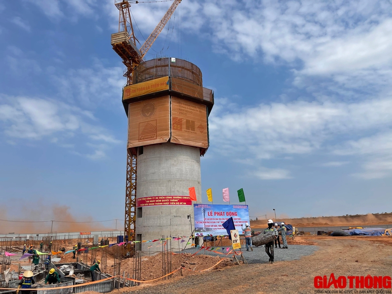 Kỹ sư, c&ocirc;ng nh&acirc;n phơi nắng, sẵn s&agrave;ng đ&oacute;n Tết ở s&acirc;n bay Long Th&agrave;nh- Ảnh 1.
