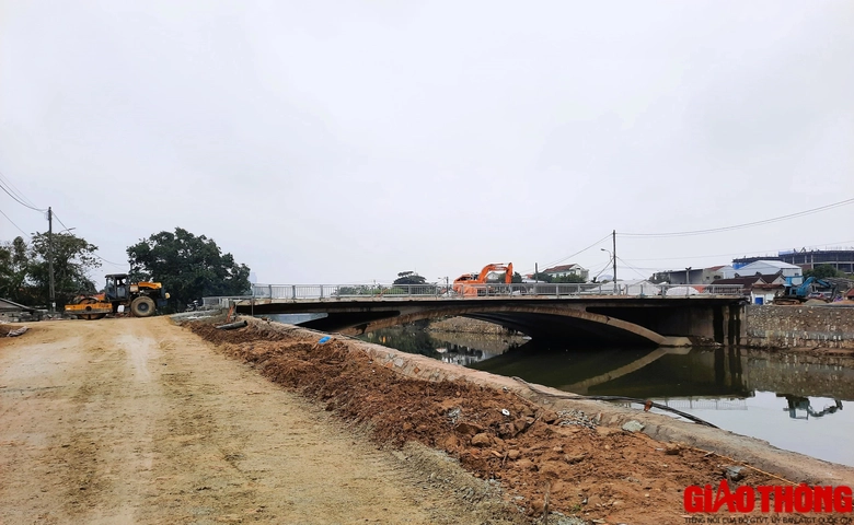 Cầu hơn 100 tỷ dở dang ở Huế th&ocirc;ng mặt bằng, hẹn ng&agrave;y c&aacute;n đ&iacute;ch- Ảnh 1.