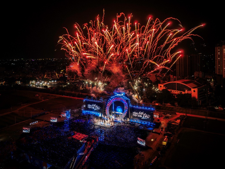 25 ngh&igrave;n kh&aacute;n giả tham gia concert Sống một đời c&oacute; 