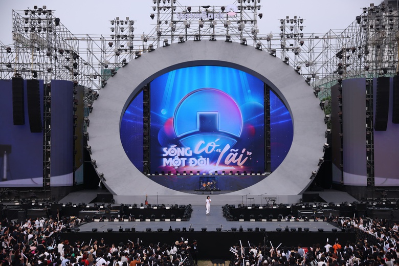 25 ngh&igrave;n kh&aacute;n giả tham gia concert Sống một đời c&oacute; 