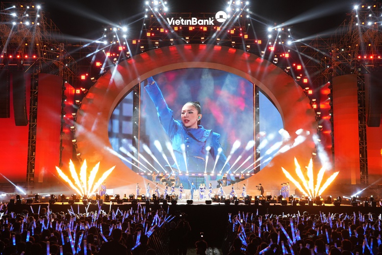 25 ngh&igrave;n kh&aacute;n giả tham gia concert Sống một đời c&oacute; 