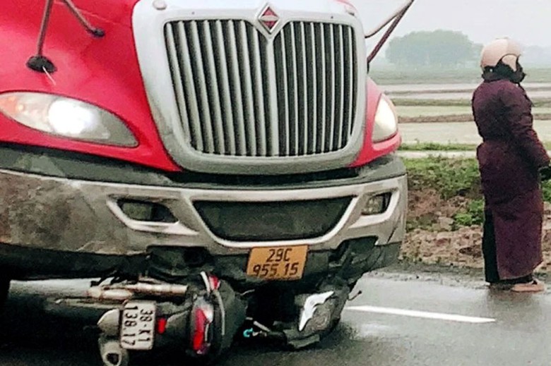 Hiện trường vụ TNGT khiến người đ&agrave;n &ocirc;ng đi xe m&aacute;y tử vong.