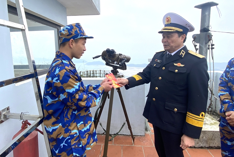 Vượt s&oacute;ng &ldquo;chở Tết&rdquo; đến đảo xa- Ảnh 1.