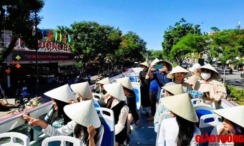 Ph&ecirc; duyệt đề &aacute;n dịch vụ vận chuyển kh&aacute;ch du lịch bằng &ocirc; t&ocirc; bu&yacute;t tho&aacute;ng n&oacute;c ở Huế- Ảnh 1.