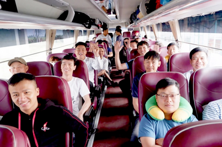 C&ocirc;ng nh&acirc;n giao th&ocirc;ng về qu&ecirc; bằng m&aacute;y bay, xe chất lượng cao- Ảnh 1.