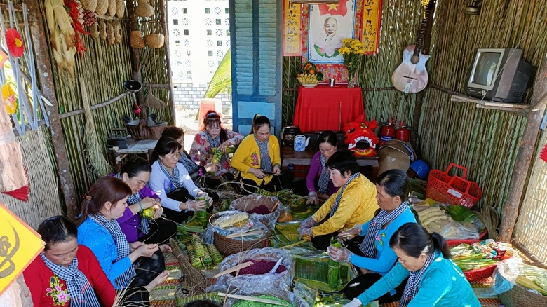 54 nồi b&aacute;nh t&eacute;t xếp h&igrave;nh chữ S tặng người d&acirc;n Đất Mũi- Ảnh 1.