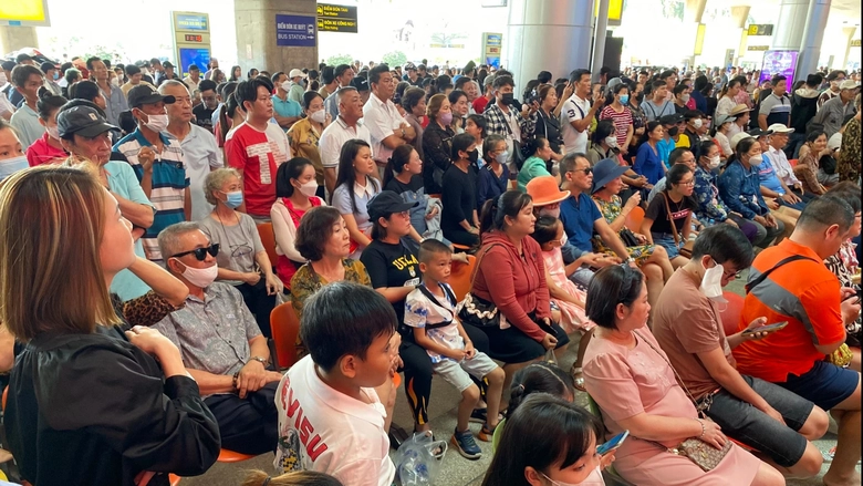 Cảng h&agrave;ng kh&ocirc;ng T&acirc;n Sơn Nhất phải hỗ trợ kiều b&agrave;o, người d&acirc;n về qu&ecirc; đ&oacute;n Tết thuận lợi nhất- Ảnh 1.