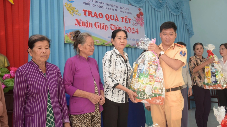 CSGT Bạc Li&ecirc;u trao Xu&acirc;n y&ecirc;u thương đến gia đ&igrave;nh kh&oacute; khăn- Ảnh 1.