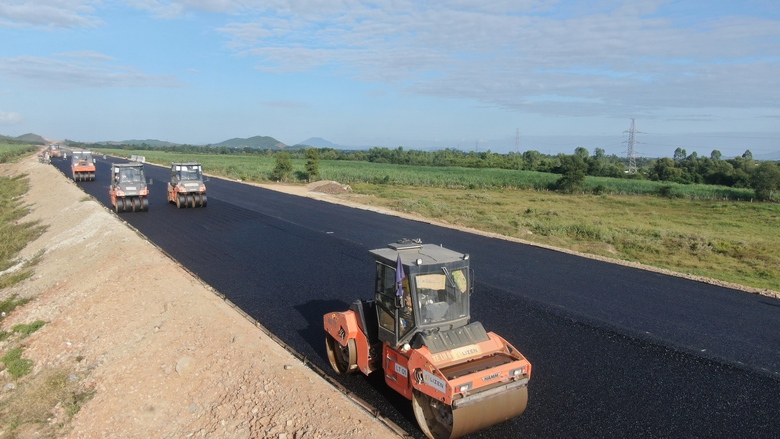 Tranh thủ thời tiết thuận lợi đẩy tiến độ cao tốc Vân Phong - Nha Trang- Ảnh 4. Tranh thủ thời tiết thuận lợi đẩy tiến độ cao tốc Vân Phong - Nha Trang- Ảnh 4.