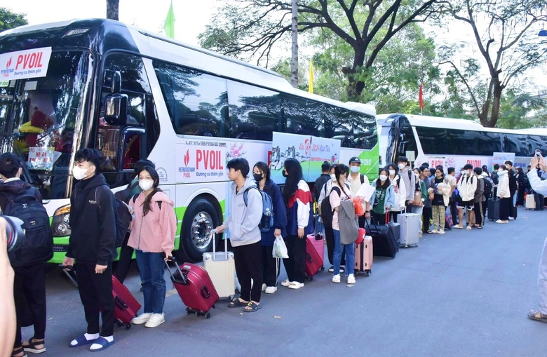 Những chuyến xe nghĩa t&igrave;nh hồi hương đ&oacute;n Tết- Ảnh 2.