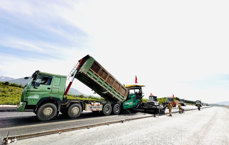 Tranh thủ thời tiết thuận lợi đẩy tiến độ cao tốc Vân Phong - Nha Trang- Ảnh 3. Tranh thủ thời tiết thuận lợi đẩy tiến độ cao tốc Vân Phong - Nha Trang- Ảnh 3.
