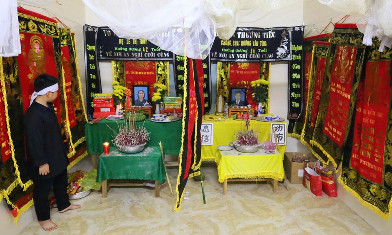 Vừa chịu tang cha, lại mất mẹ v&igrave; TNGT: Hai chị em nhỏ 
bơ vơ, tương lai m&ugrave; mịt- Ảnh 1.