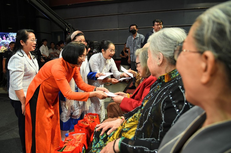 NSND Kim Cương, s&acirc;n khấu l&agrave; bến đỗ của cuộc đời- Ảnh 12.