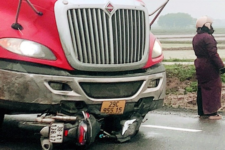 H&agrave; Tĩnh: Va chạm với xe container, người đ&agrave;n &ocirc;ng đi xe m&aacute;y tử vong tại chỗ- Ảnh 1.