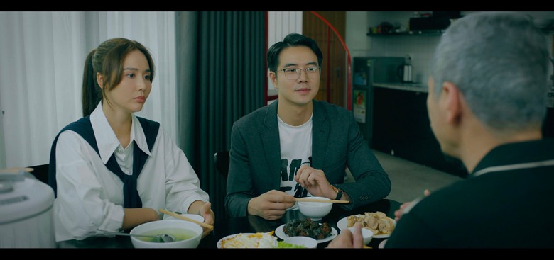 Dương bắt đầu mở l&ograve;ng với b&aacute;c sĩ Tuấn.