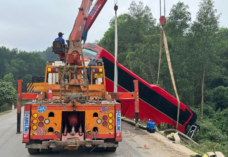 Chiếc xe kh&aacute;ch BKS L&agrave;o chở theo 30 h&agrave;nh kh&aacute;ch mất l&aacute;i lao xuống m&eacute;p đường.