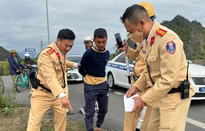 Kiểm tra nồng độ cồn, ph&aacute;t hiện t&agrave;i xế mang ma t&uacute;y- Ảnh 1.