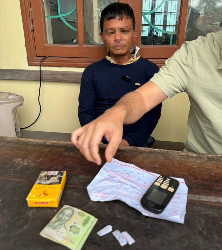 Kiểm tra nồng độ cồn, ph&aacute;t hiện t&agrave;i xế mang ma t&uacute;y- Ảnh 2.