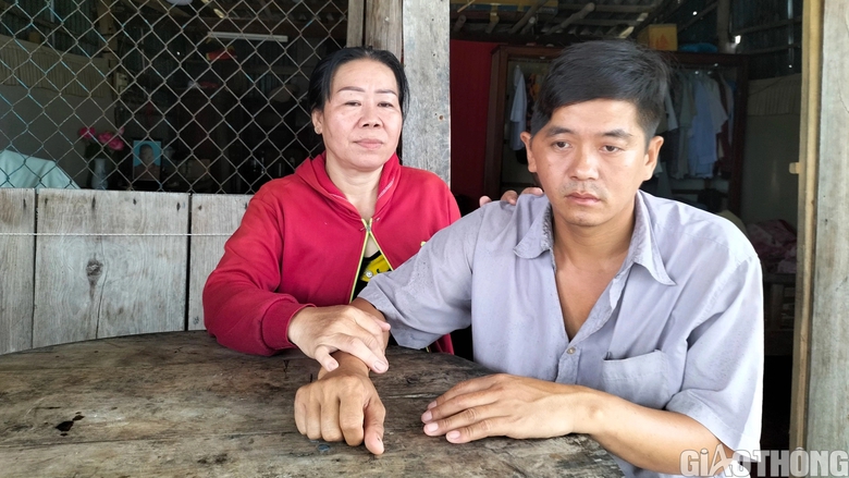 B&aacute;o Giao th&ocirc;ng trao hỗ trợ cho người đ&agrave;n &ocirc;ng bị vợ bỏ sau tai nạn ở C&agrave; Mau- Ảnh 2.