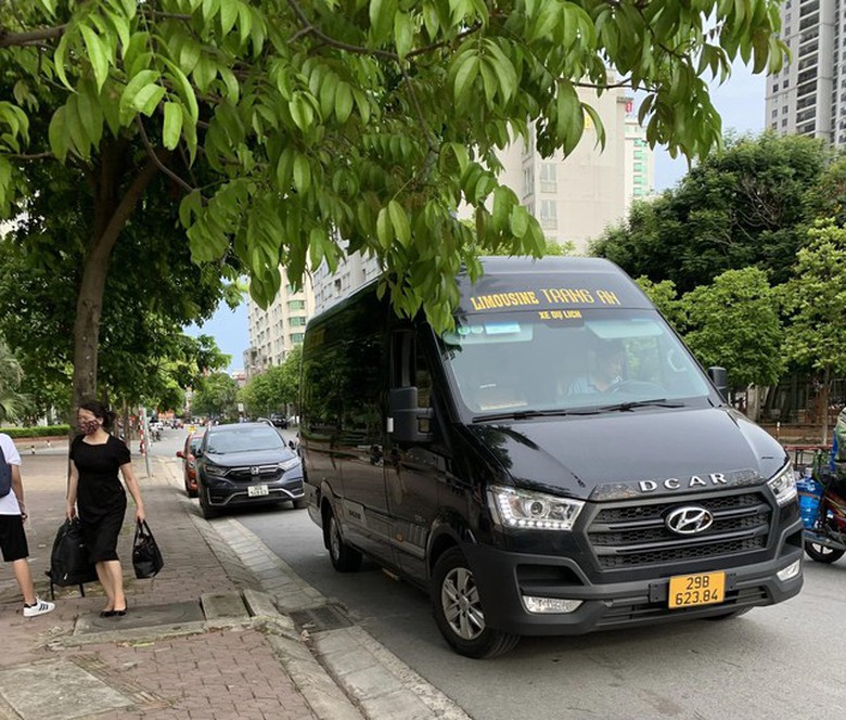 Hà Nội siết chặt quản lý xe hợp đồng trá hình tuyến cố định- Ảnh 1. Hà Nội siết chặt quản lý xe hợp đồng trá hình tuyến cố định- Ảnh 1.