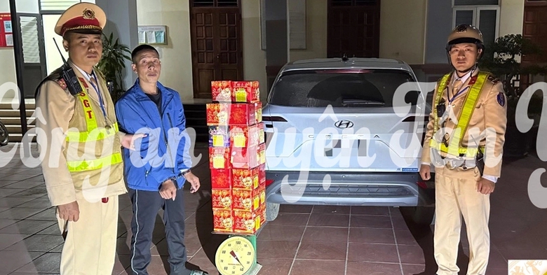 Dừng xe bất thường, t&agrave;i xế vi phạm nồng độ cồn, chở ph&aacute;o lậu bị cảnh s&aacute;t "sờ g&aacute;y"- Ảnh 1.