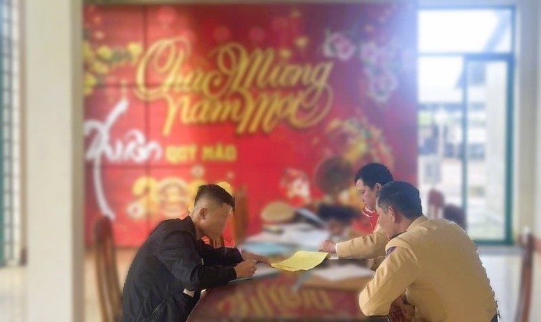 Bị cảnh s&aacute;t dừng xe v&igrave; chạy qu&aacute; tốc độ, t&agrave;i xế &ocirc; t&ocirc; lộ kh&ocirc;ng GPLX, dương t&iacute;nh với ma t&uacute;y- Ảnh 1.