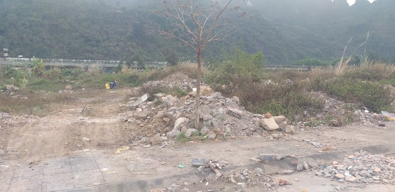 Quảng Ninh: Khu đ&ocirc; thị mới ngập trong r&aacute;c, chất thải- Ảnh 4.