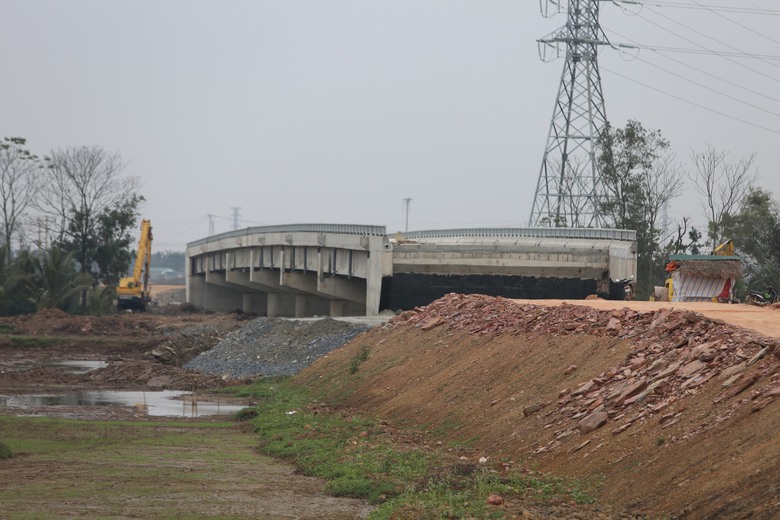 Dự &aacute;n đường 900 tỷ ở Thanh Ho&aacute; bị 