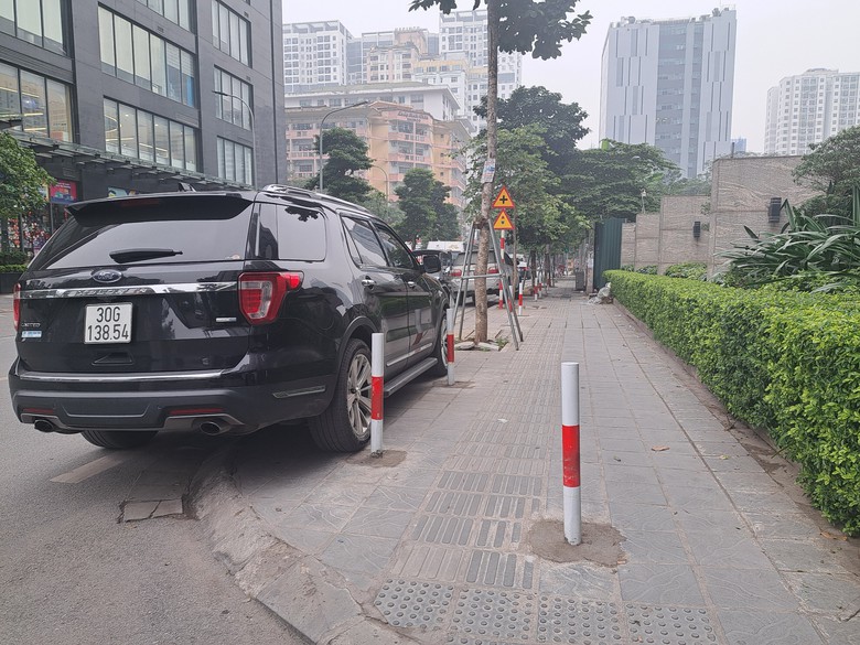 Lắp barie c&oacute; ngăn chiếm dụng vỉa h&egrave;?- Ảnh 1.