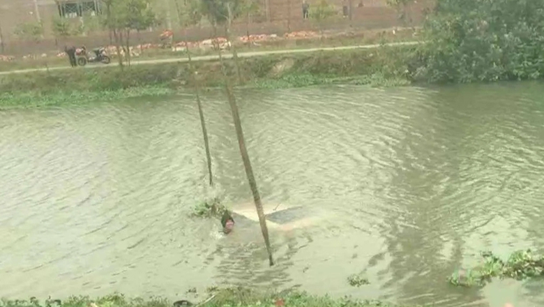 Người h&ugrave;ng cứu nữ t&agrave;i xế mắc kẹt trong &ocirc; t&ocirc; ch&igrave;m dưới s&ocirc;ng: 