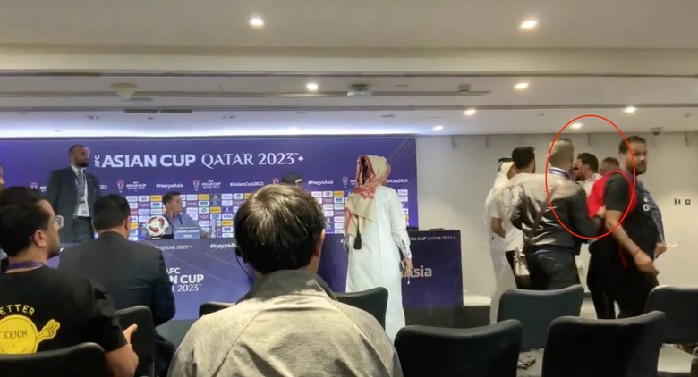 Thua đau ở Asian Cup, HLV Iraq suýt bị phóng viên đánh hội đồng vì lý do khó đỡ - Ảnh 1. Thua đau ở Asian Cup, HLV Iraq suýt bị phóng viên đánh hội đồng vì lý do khó đỡ - Ảnh 1.