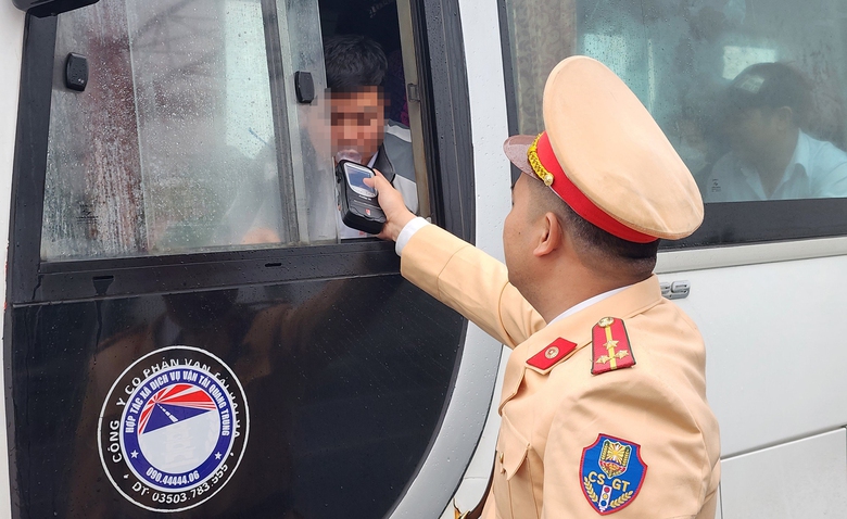 CSGT xử l&yacute; &ldquo;ma men&rdquo; l&aacute;i xe xuy&ecirc;n Tết- Ảnh 1.