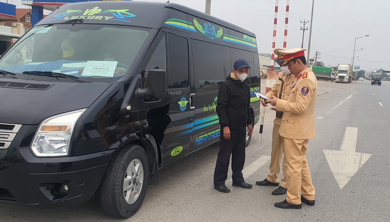 CSGT xử l&yacute; &ldquo;ma men&rdquo; l&aacute;i xe xuy&ecirc;n Tết- Ảnh 2.