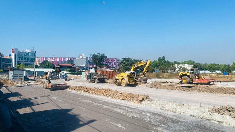 Sau ph&aacute; dỡ bức tường hơn 30 năm, đường xuy&ecirc;n s&acirc;n bay T&acirc;n Sơn Nhất lại vướng mặt bằng- Ảnh 3.