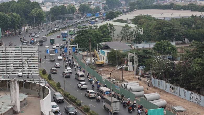 Sau ph&aacute; dỡ bức tường hơn 30 năm, đường xuy&ecirc;n s&acirc;n bay T&acirc;n Sơn Nhất lại vướng mặt bằng- Ảnh 9.