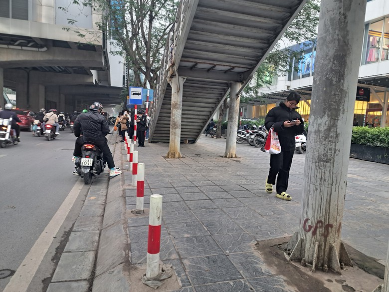 Lắp barie c&oacute; ngăn chiếm dụng vỉa h&egrave;?- Ảnh 3.