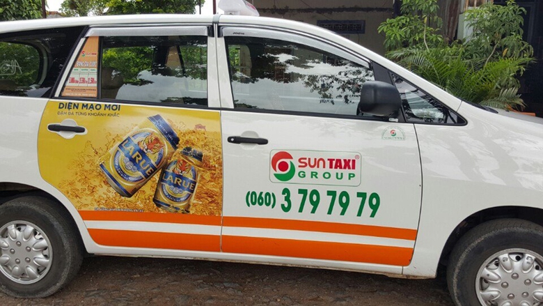 Quảng c&aacute;o rượu, bia tr&ecirc;n xe &ocirc; t&ocirc; bị xử phạt thế n&agrave;o?- Ảnh 1.