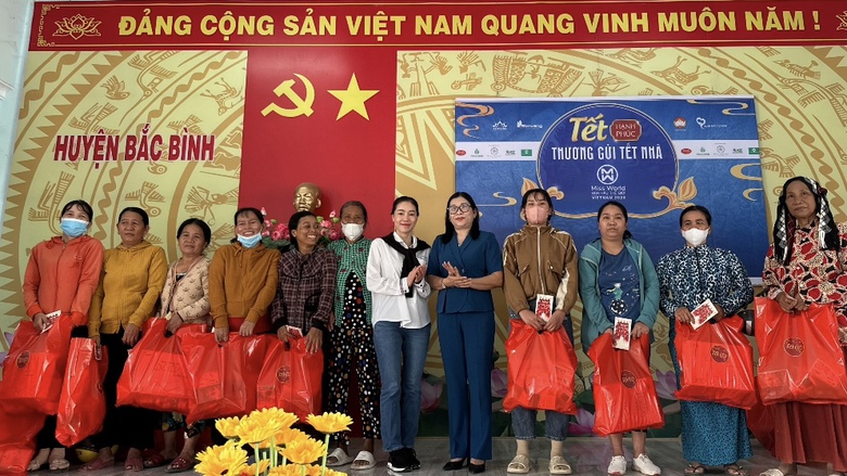 Thạc sĩ Phạm Kim Dung và Đồng chí Bố Thị Xuân Linh trao tặng quà cho bà con chương trình Tết hạnh phúc - Thương gửi Tết nhà