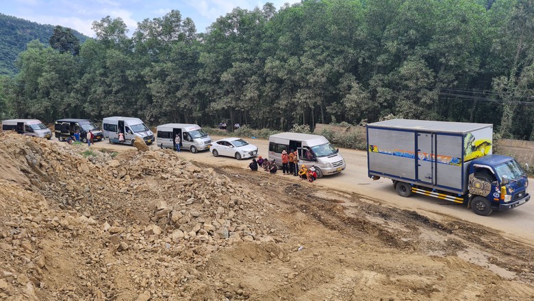 Đề nghị xử l&yacute; xe qu&aacute; tải sau sự cố &aacute;ch tắc tr&ecirc;n đ&egrave;o An Kh&ecirc;- Ảnh 2.