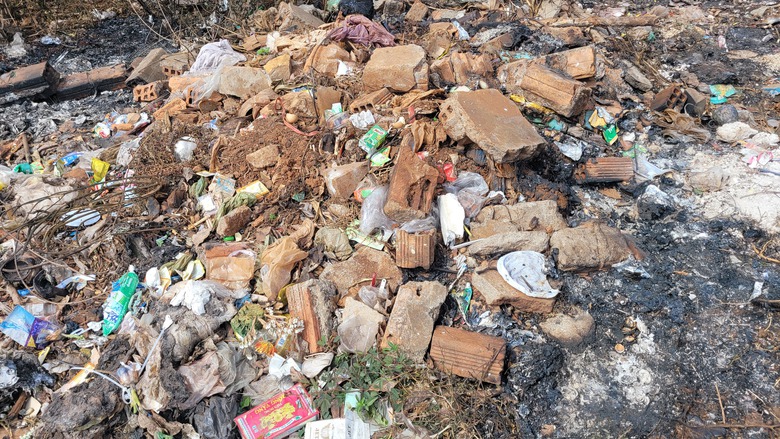 R&aacute;c thải la liệt dọc tuyến quốc lộ 14 qua Gia Lai- Ảnh 2.