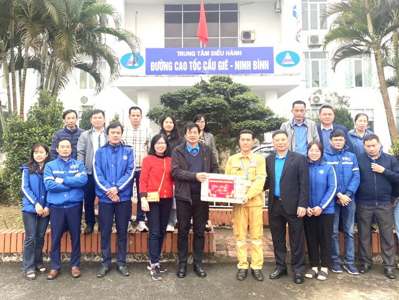 C&ocirc;ng đo&agrave;n GTVT tặng qu&agrave; Tết nh&acirc;n vi&ecirc;n thu ph&iacute; đường cao tốc- Ảnh 2.