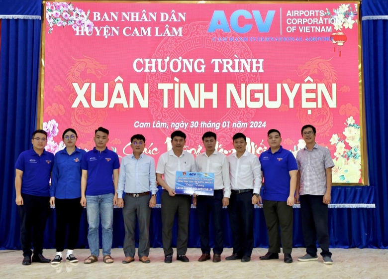 S&acirc;n bay quốc tế Cam Ranh mang Xu&acirc;n y&ecirc;u thương đến c&aacute;c hộ ngh&egrave;o, kh&oacute; khăn- Ảnh 2.