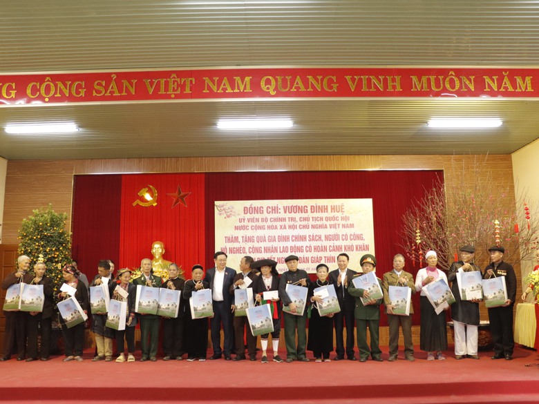 Chủ tịch Quốc hội thăm, tặng qu&agrave; Tết gia đ&igrave;nh ch&iacute;nh s&aacute;ch tại Y&ecirc;n B&aacute;i- Ảnh 5.