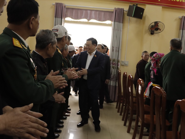 Chủ tịch Quốc hội thăm, tặng qu&agrave; Tết gia đ&igrave;nh ch&iacute;nh s&aacute;ch tại Y&ecirc;n B&aacute;i- Ảnh 1.